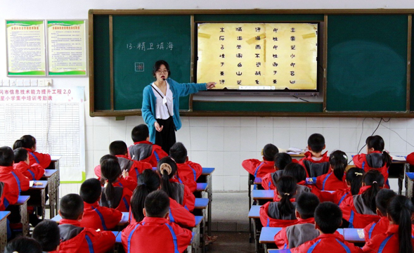 “满室芬芳话教研，谱写语文新诗篇”