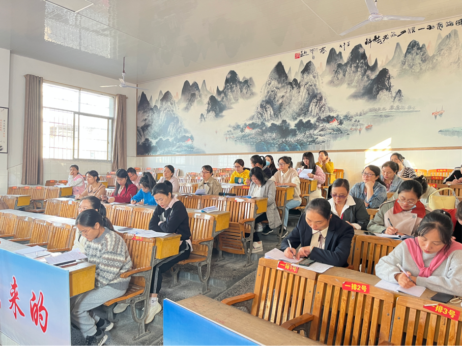 “满室芬芳话教研，谱写语文新诗篇”