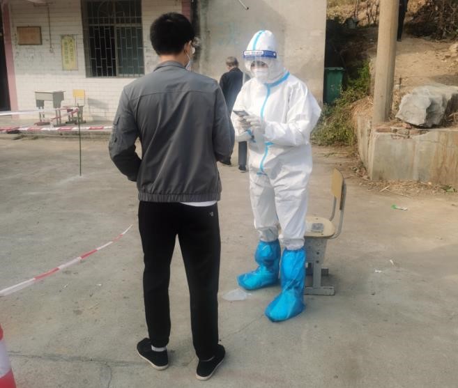 并肩战疫 、志愿同行--蔡桥乡小学联合支部志愿者  助力防疫攻坚战纪实