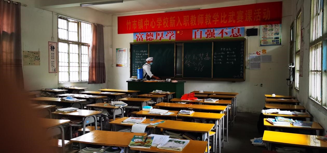 疫情防控，竹市镇中学每日进行校园通风消毒