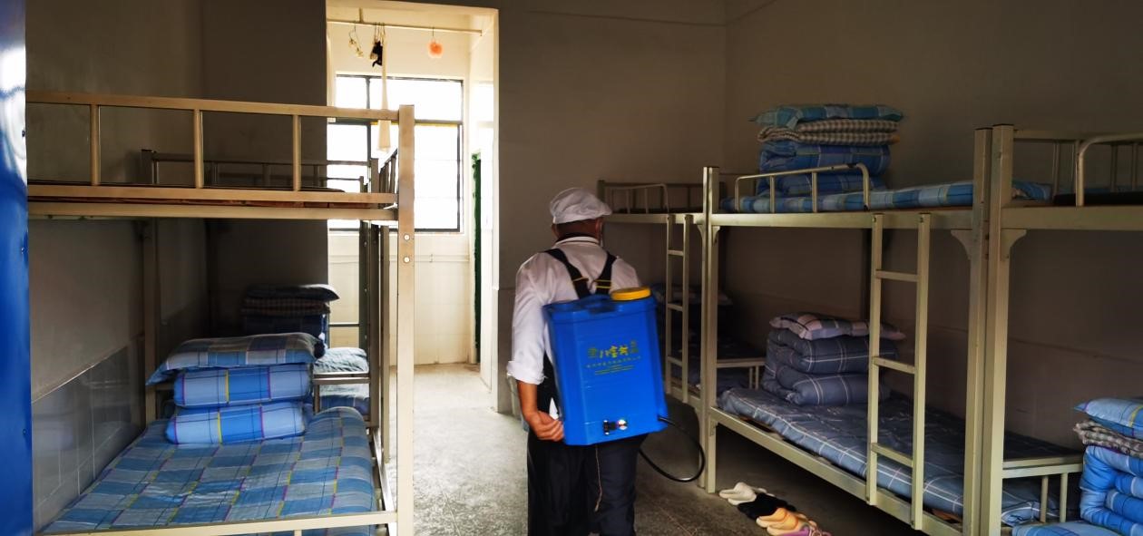 疫情防控，竹市镇中学每日进行校园通风消毒