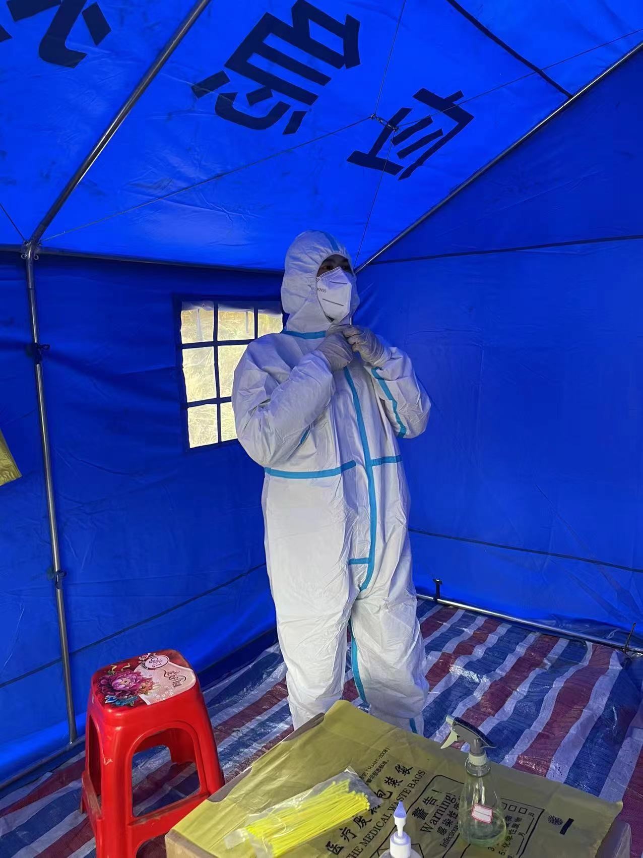 党员身先士卒，师生齐心抗疫