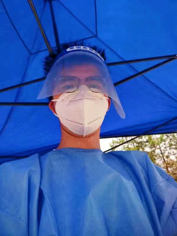 党员身先士卒，师生齐心抗疫