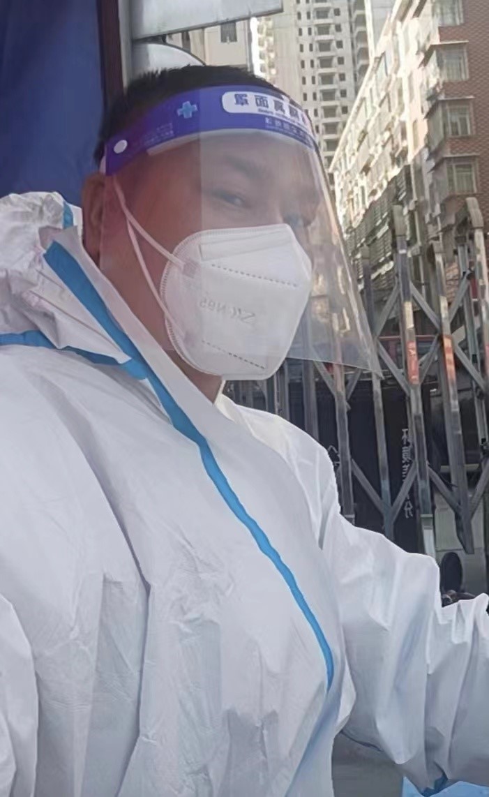 “党徽闪耀 抗疫有我”