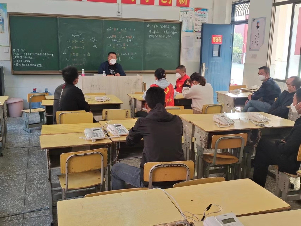 “党徽闪耀 抗疫有我”