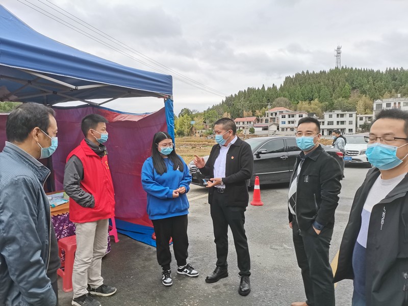 洞口四中校领导看望慰问一线抗疫教师志愿者