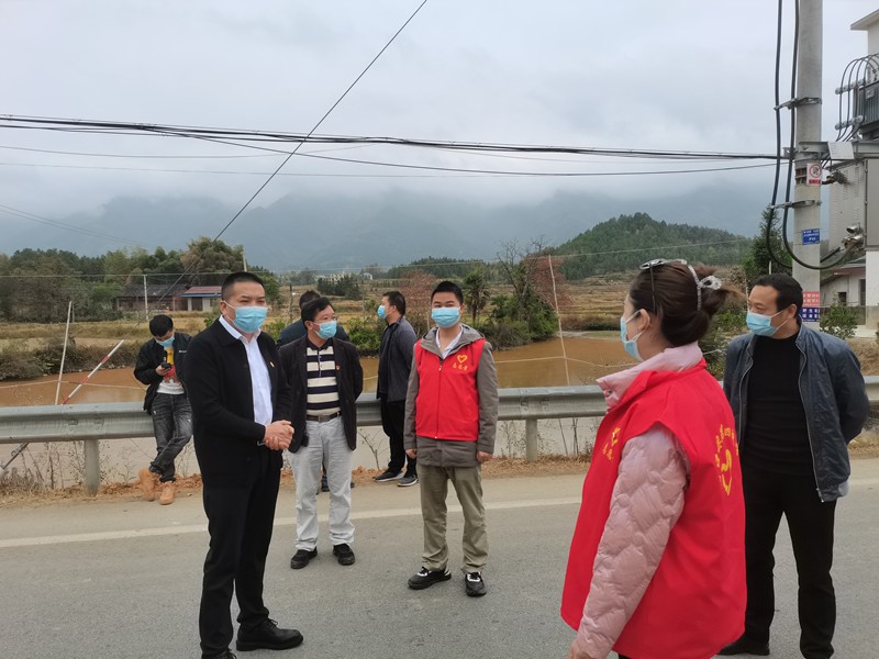 洞口四中校领导看望慰问一线抗疫教师志愿者