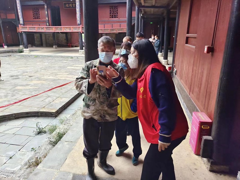 育人为师，抗疫为士