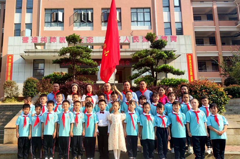 童心敬老 情暖重阳——城区四小开展爱老敬老主题活动 ​