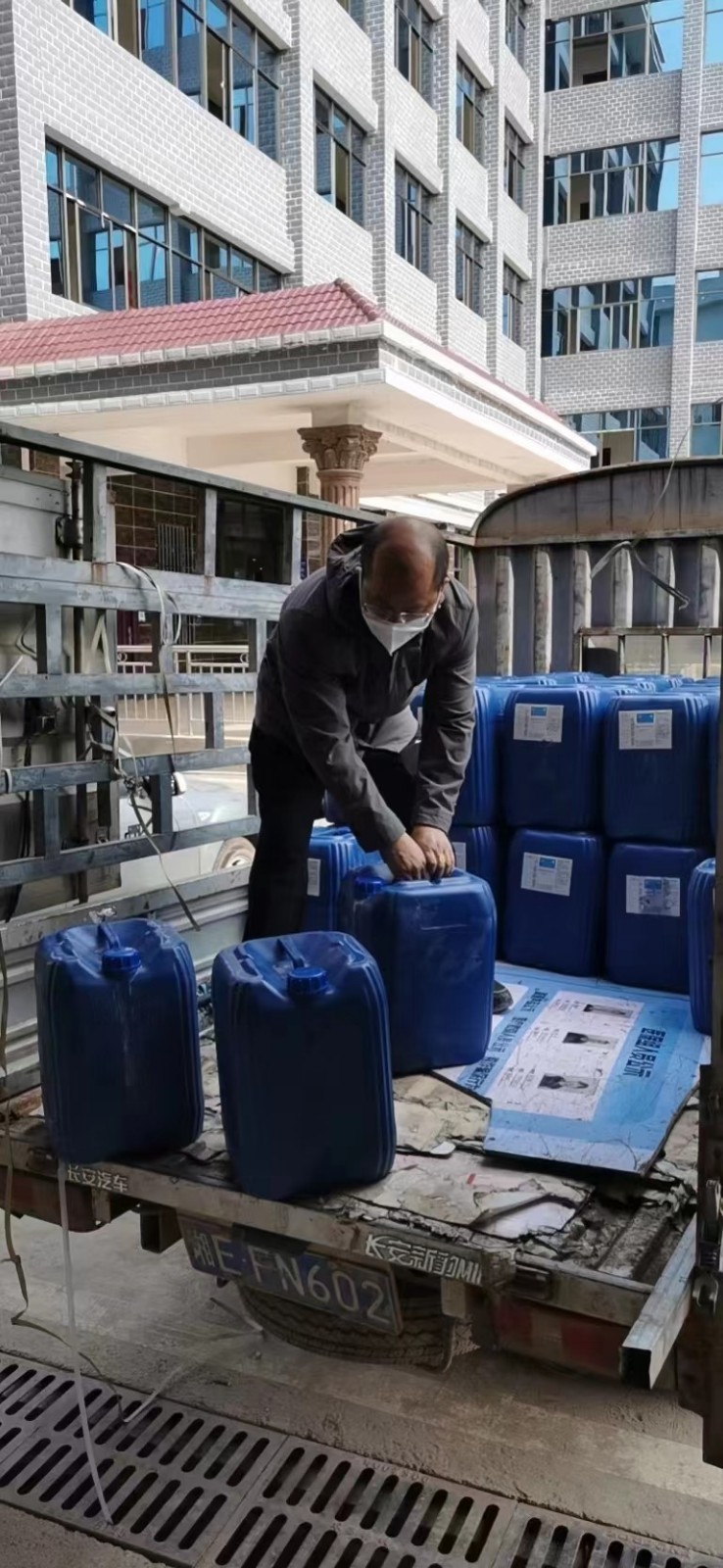 党旗飘扬，笃行致远