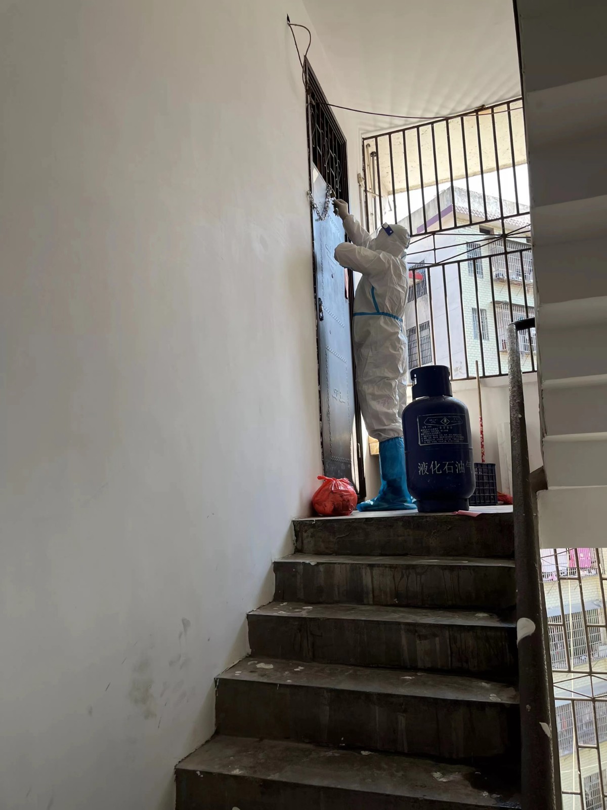 投身“疫”线  坚守责任与爱