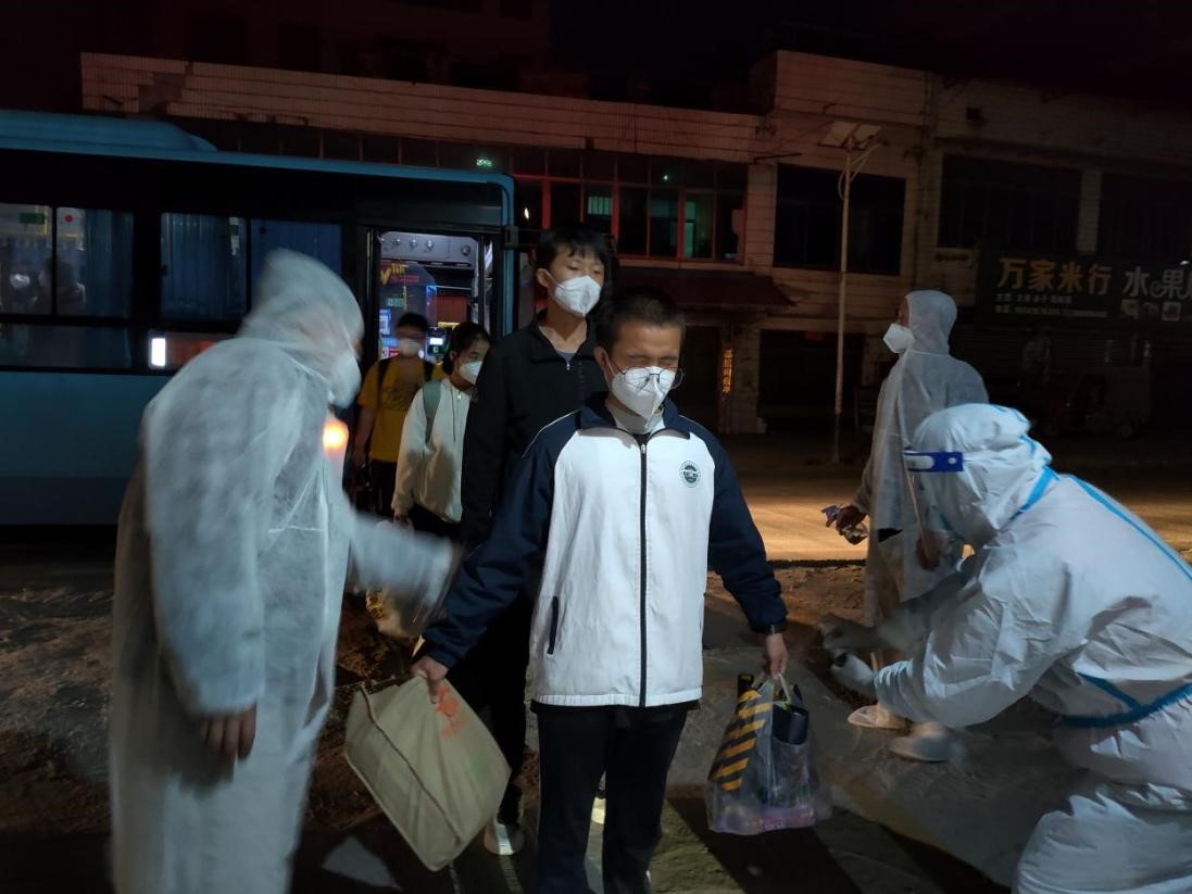 别怕！孩子，有我们在！