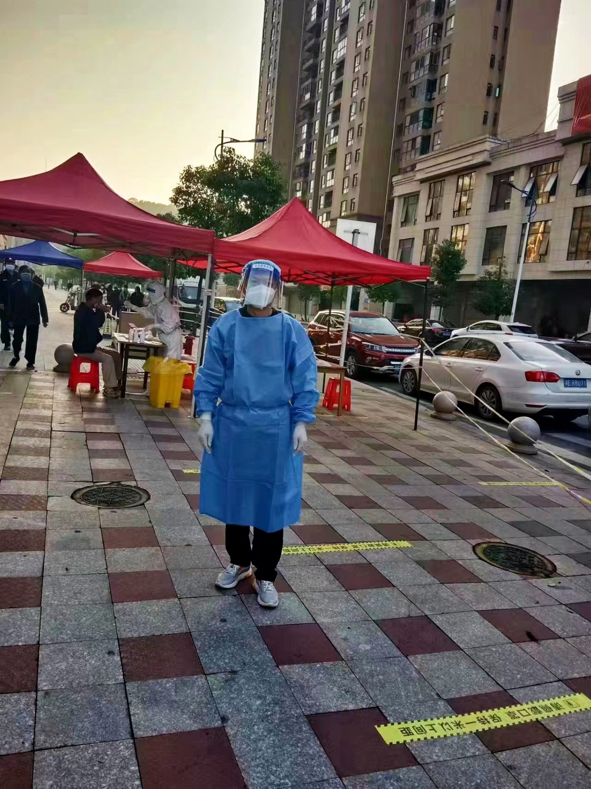 争先抗疫保家国，言行师表谱心曲