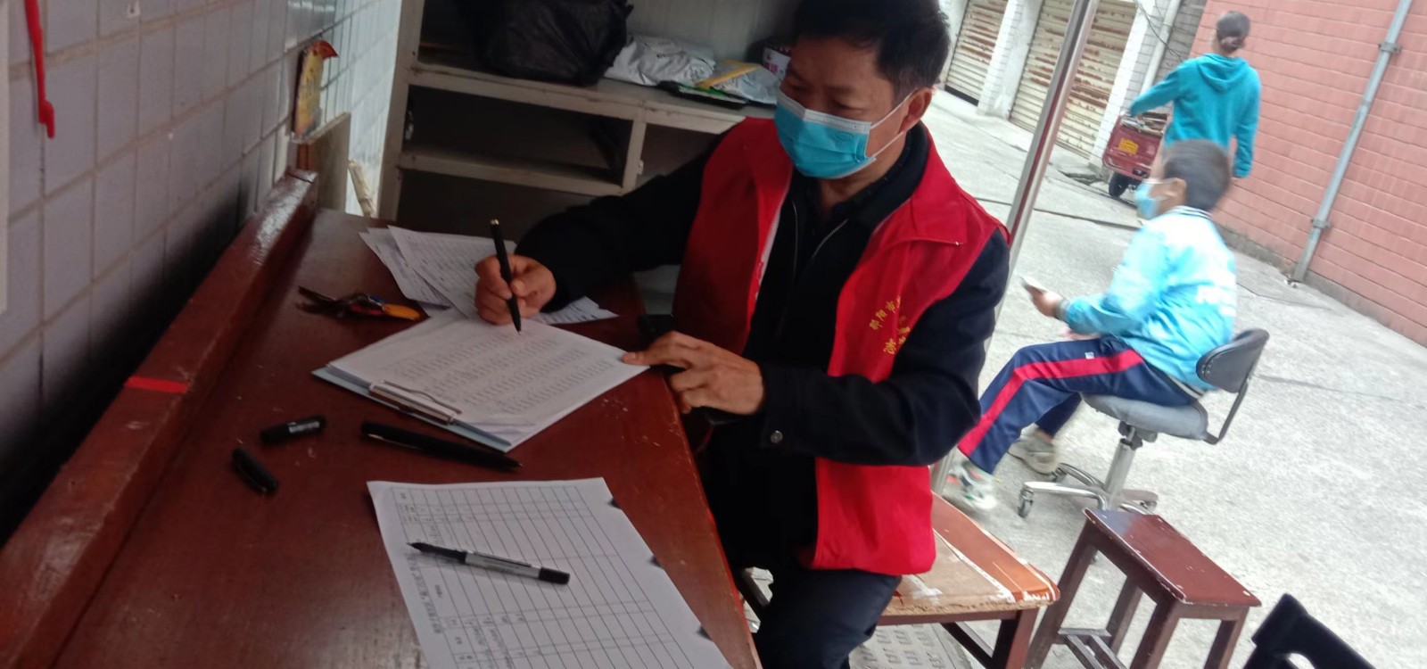 抗疫一线  闪耀“志愿红”