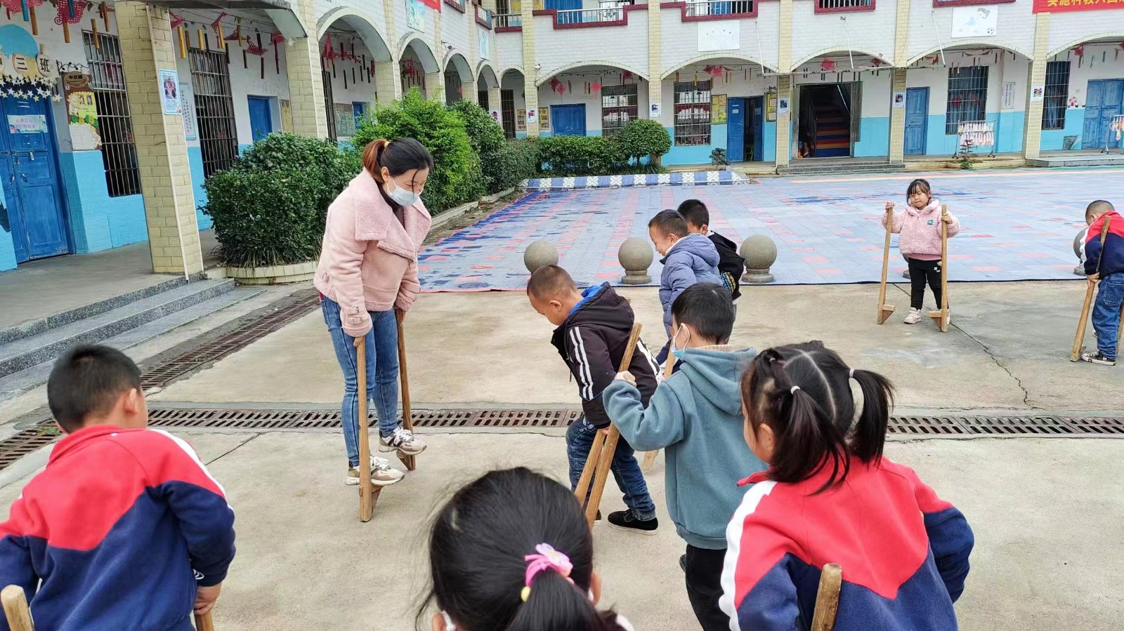 新宁县回龙寺镇中心幼儿园民间游戏《踩高跷》