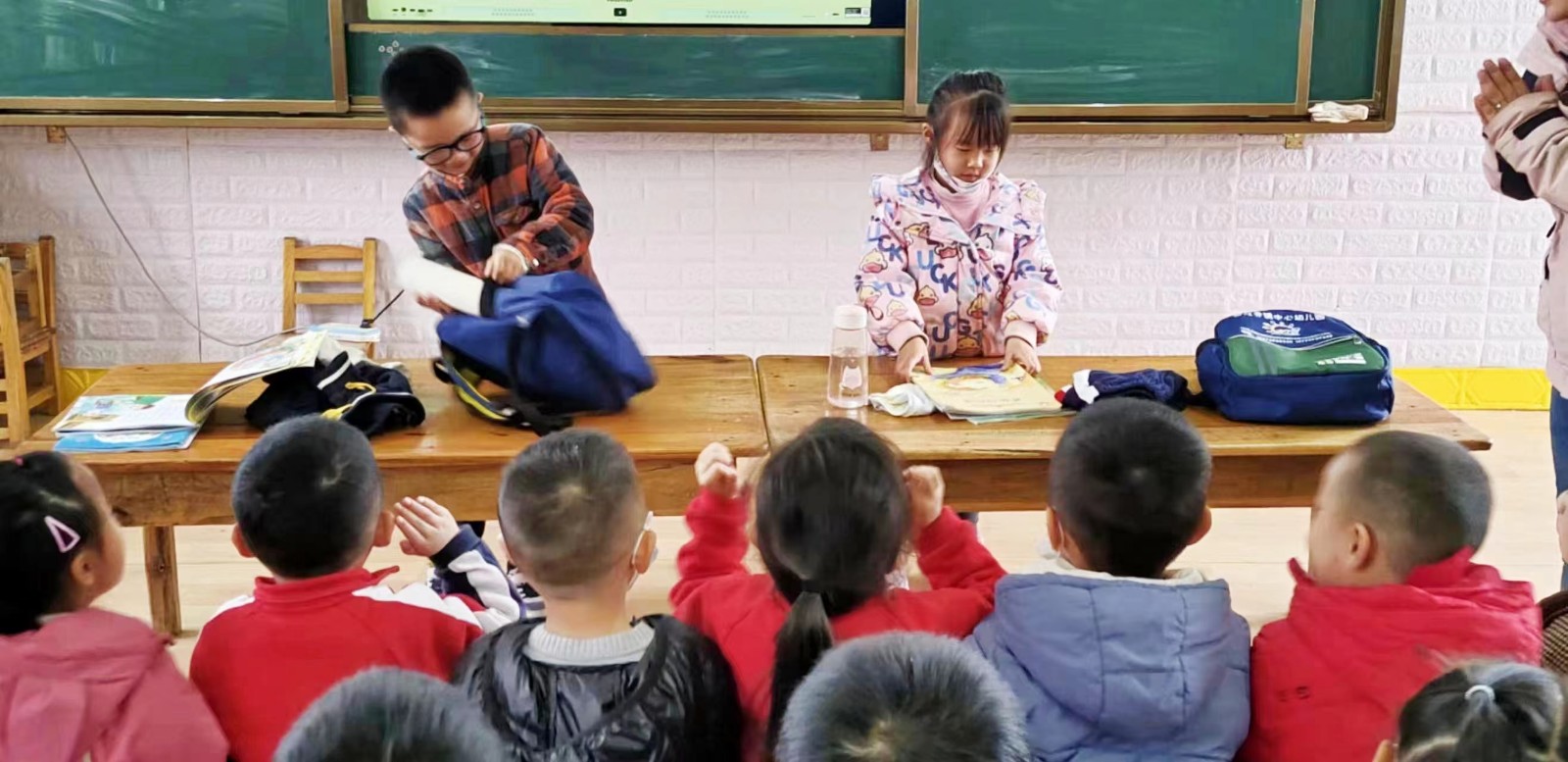 新宁县回龙寺镇中心幼儿园  幼小衔接《整理书包》