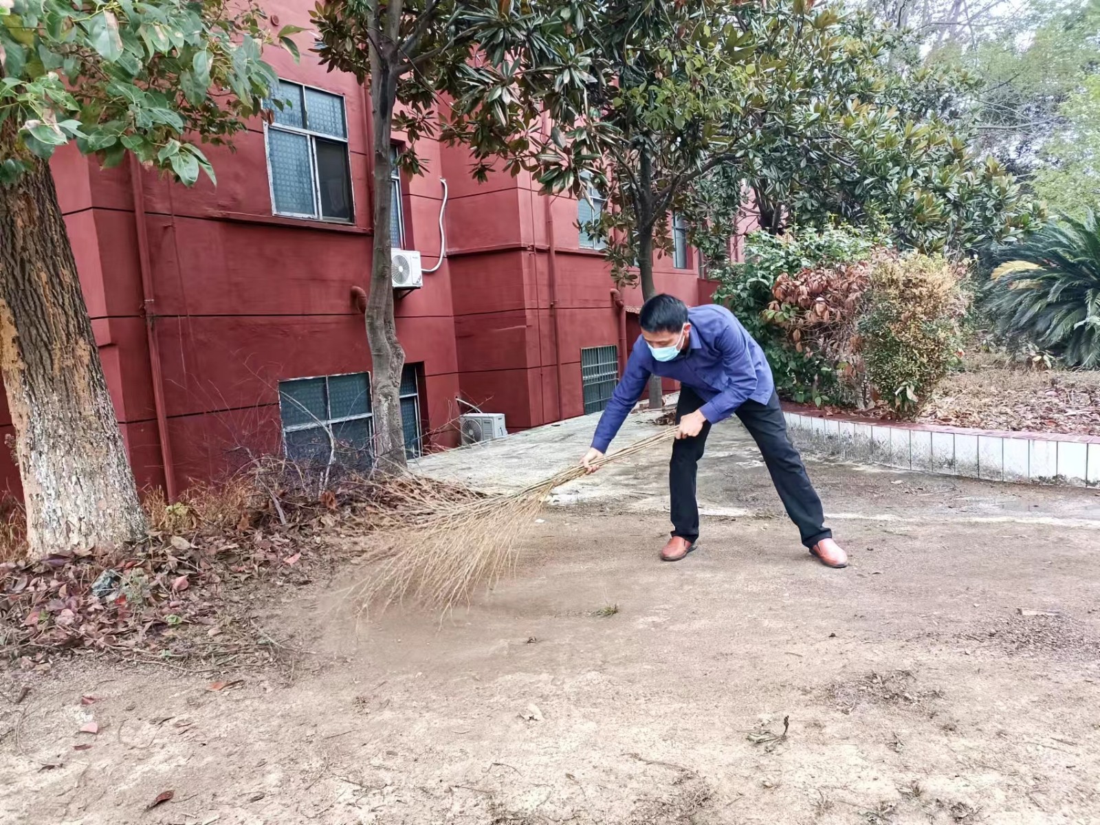 校园忙清扫  “净”待学子归