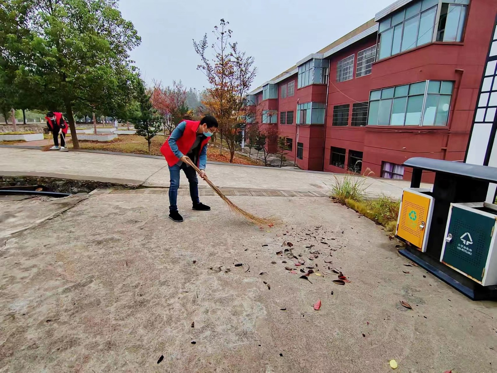 校园忙清扫  “净”待学子归