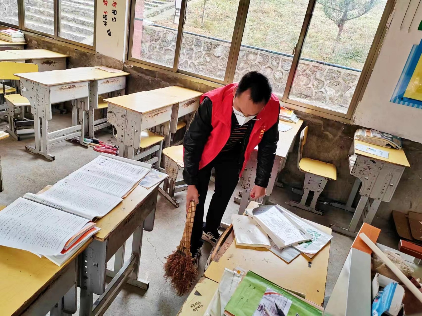 校园忙清扫  “净”待学子归