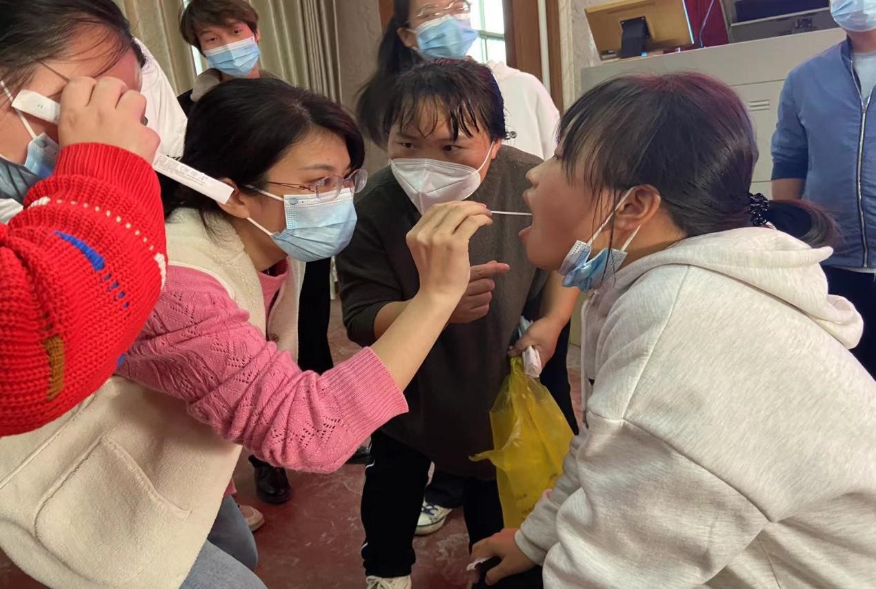 邵阳县郦家坪镇中心学校开展教师志愿者核酸采集储备人员培训会