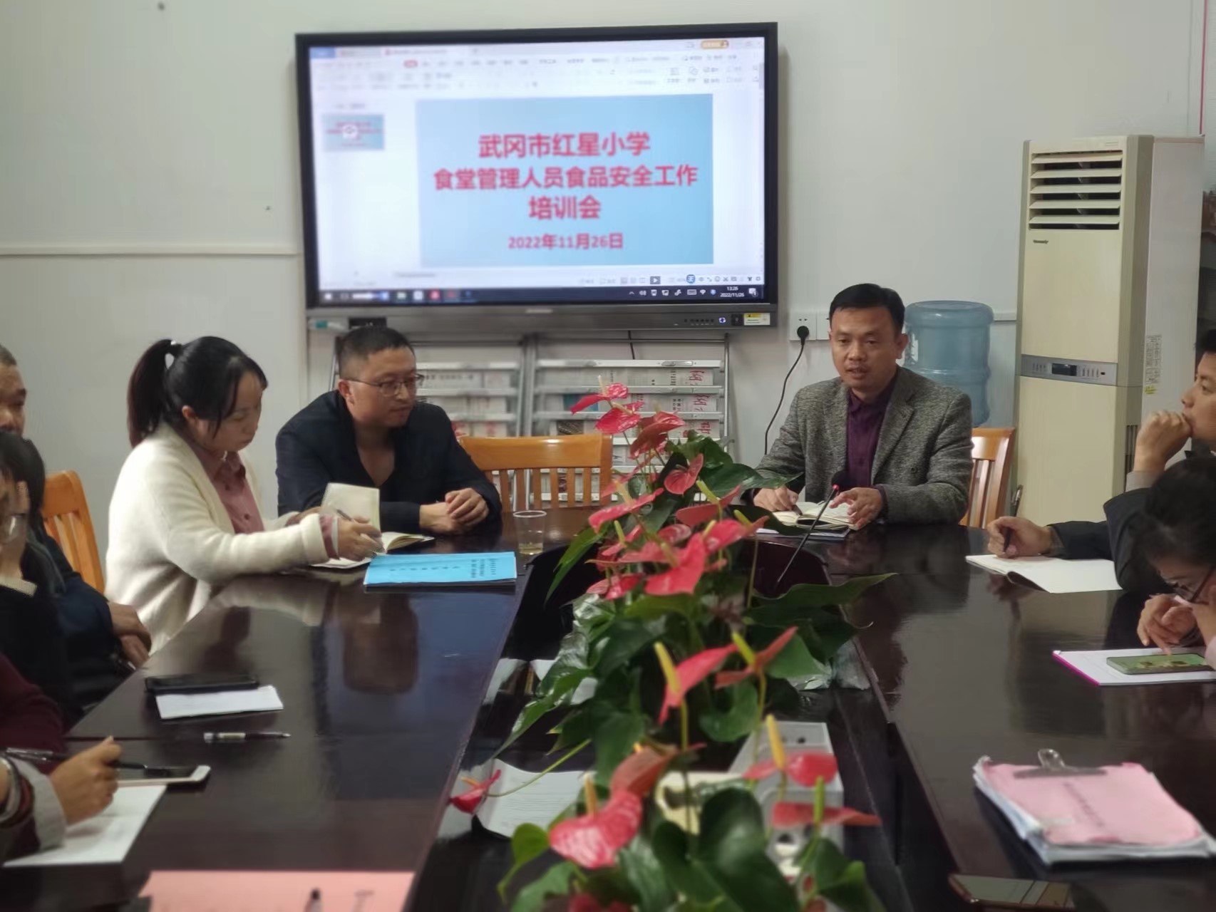 武冈市红星小学开展食堂食品安全工作培训