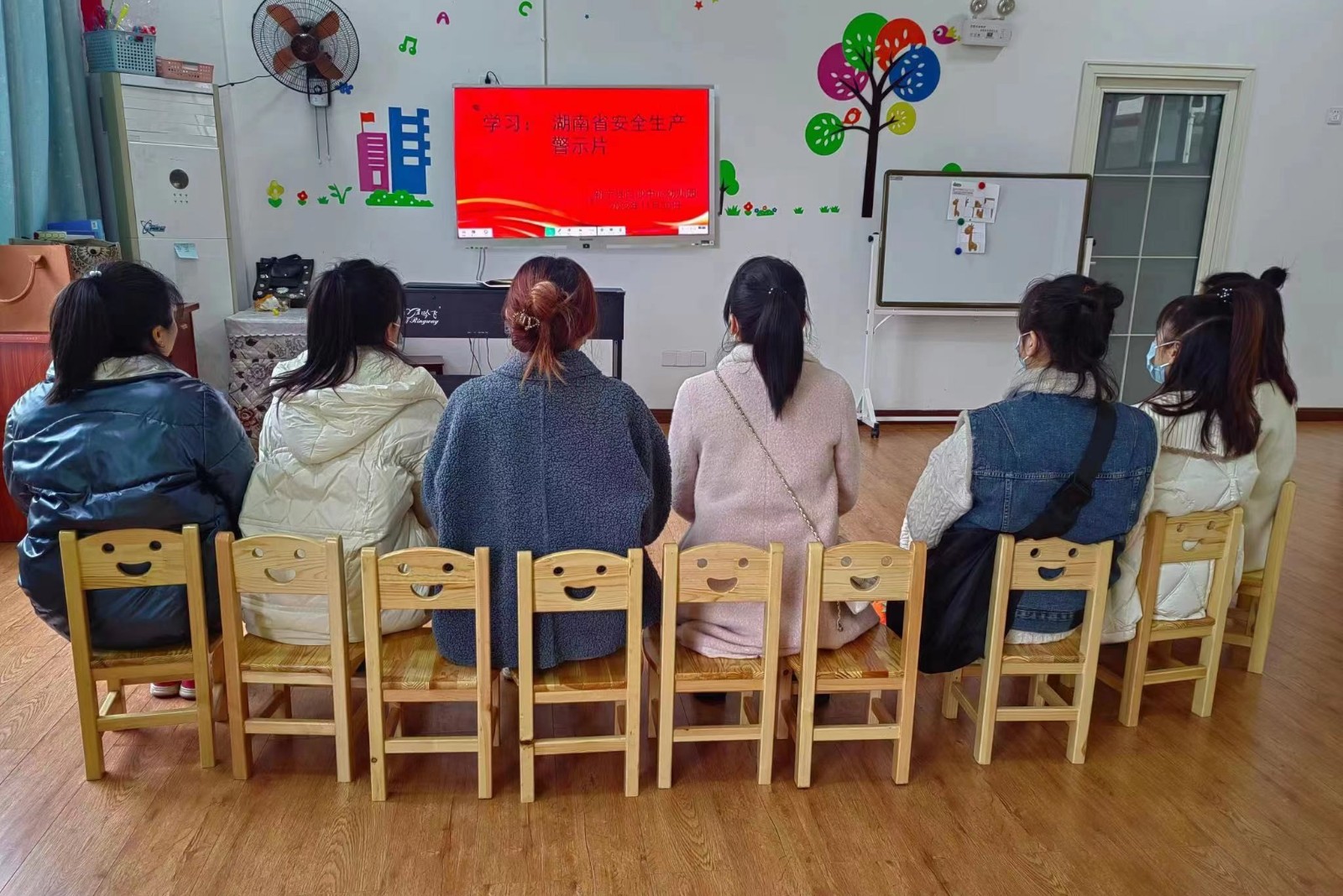 “强化红线意识、筑牢底线”