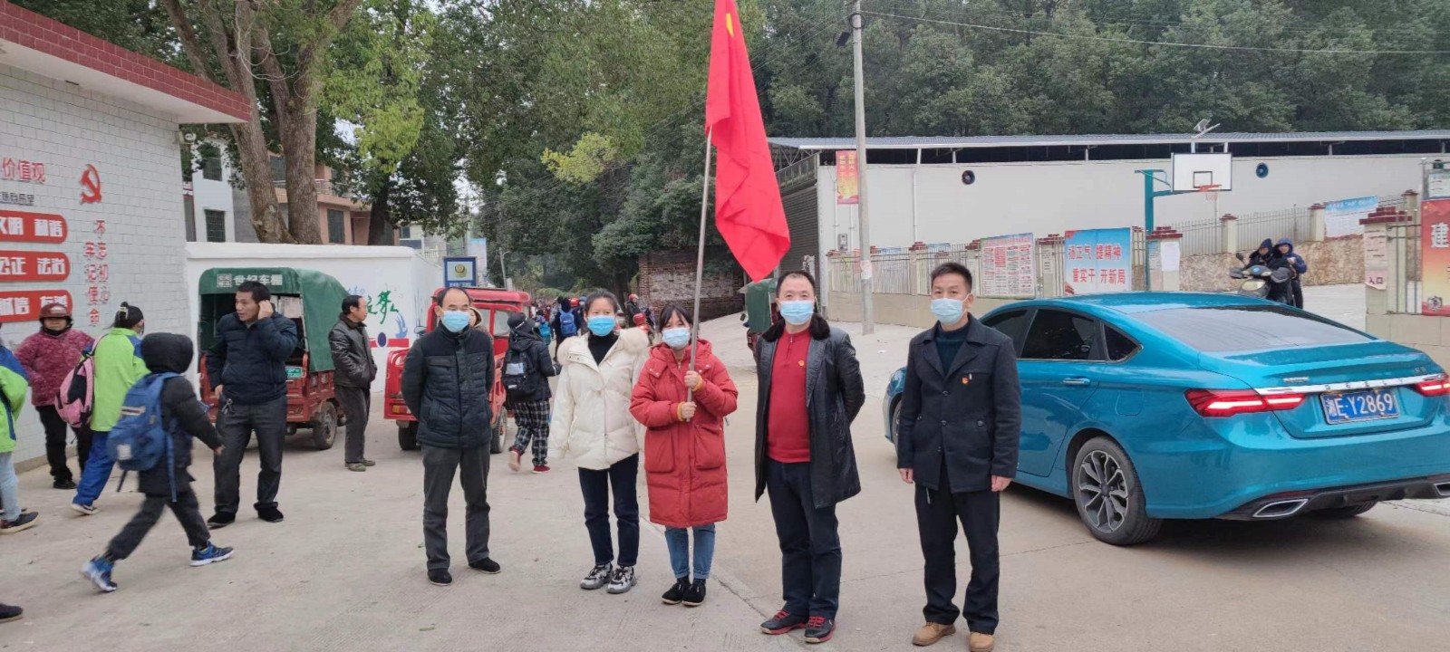 党旗猎猎映初心，不忘使命勇担当