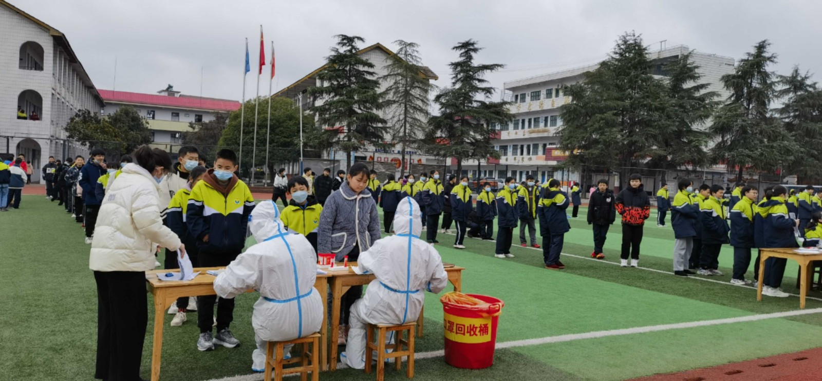 【疫情防控】竹中教师争做核酸检测志愿者