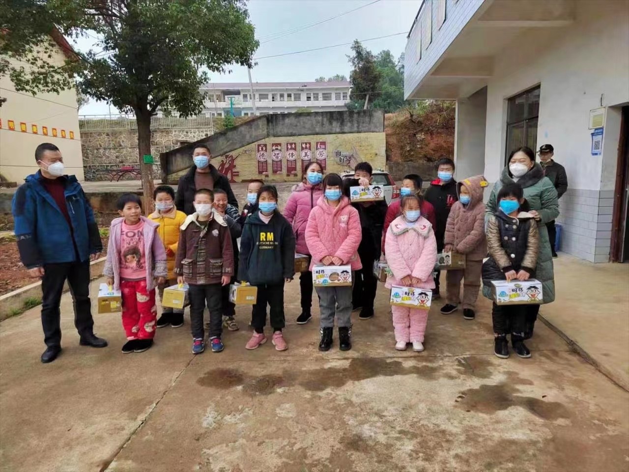 “冬⽇暖阳⽤爱守护”旺旺集团在邵阳县七⾥⼭学校进⾏捐赠活动