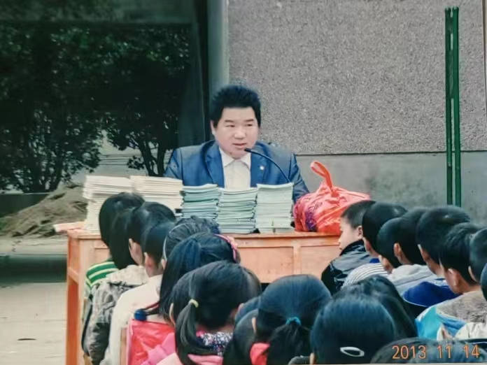 潜心执教三十载  丹心无悔谱华章