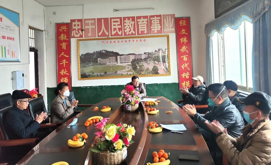 塘渡口中学工会举行“春风行动送温暖”活动