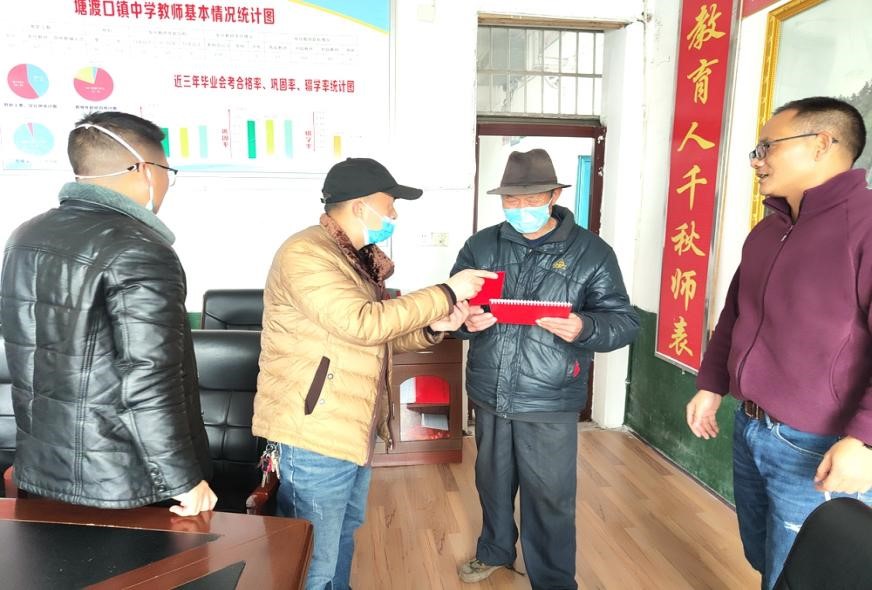 塘渡口中学工会举行“春风行动送温暖”活动