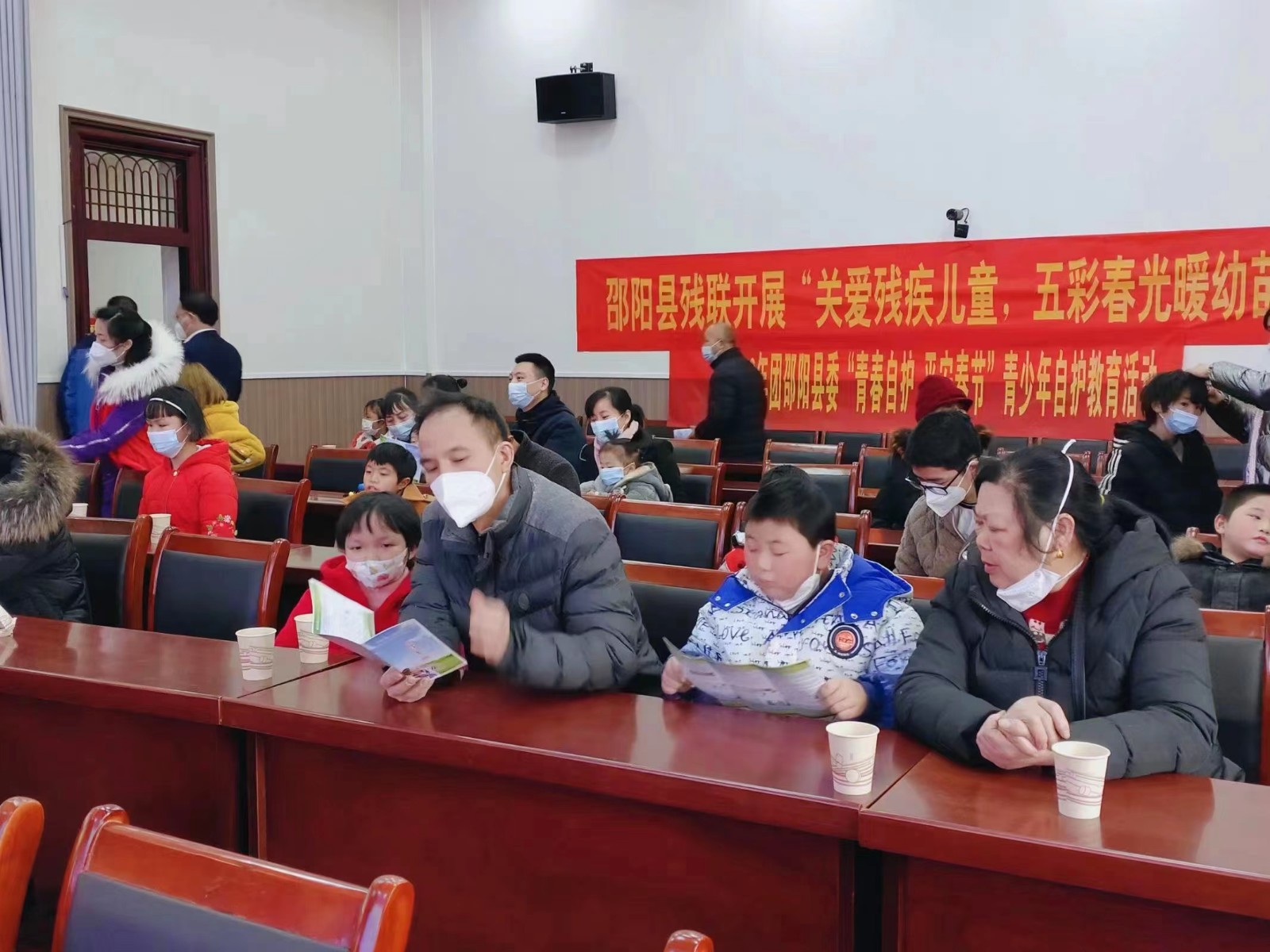 关爱残疾儿童，五彩春光暖幼苗