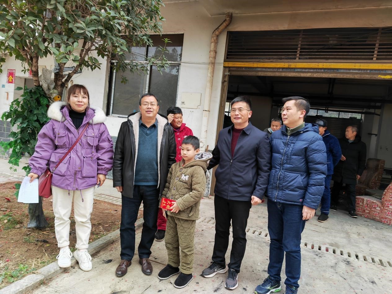 邵阳县塘渡口中学开展走访慰问贫困家庭活动