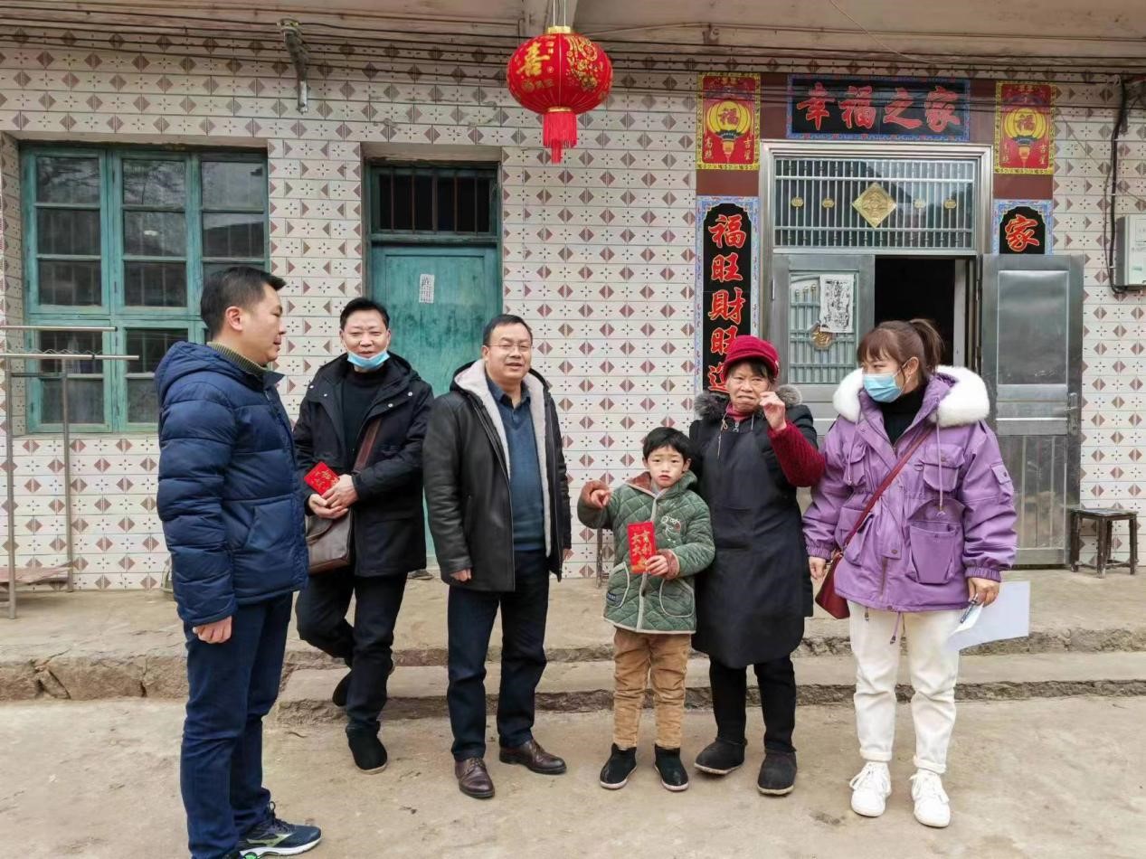 邵阳县塘渡口中学开展走访慰问贫困家庭活动