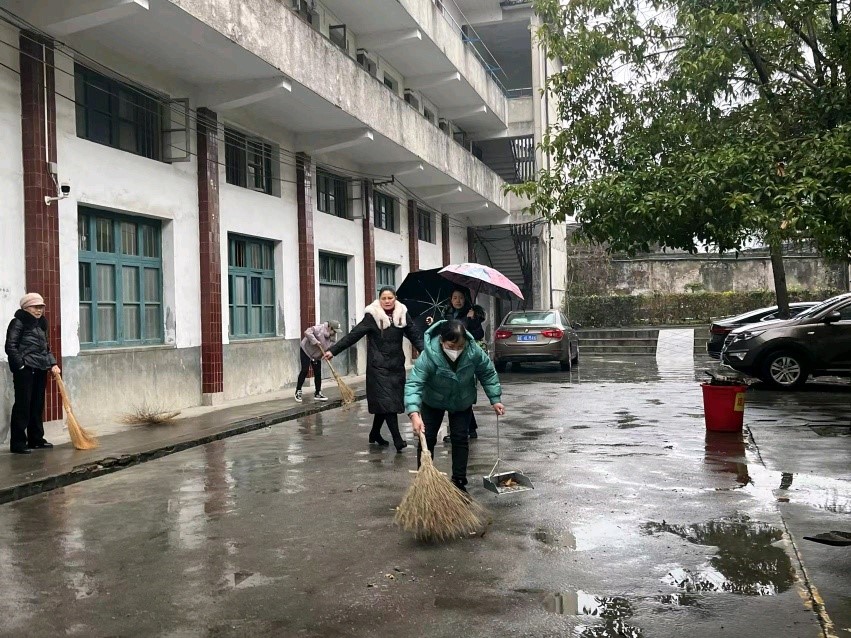 竹市镇中学全体教师开展校园大扫除活动以迎接学生报名