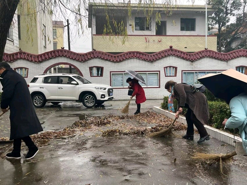 竹市镇中学全体教师开展校园大扫除活动以迎接学生报名