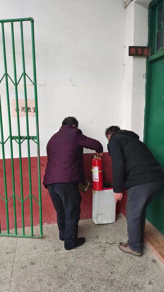 开展消防排查，牢固安全防线