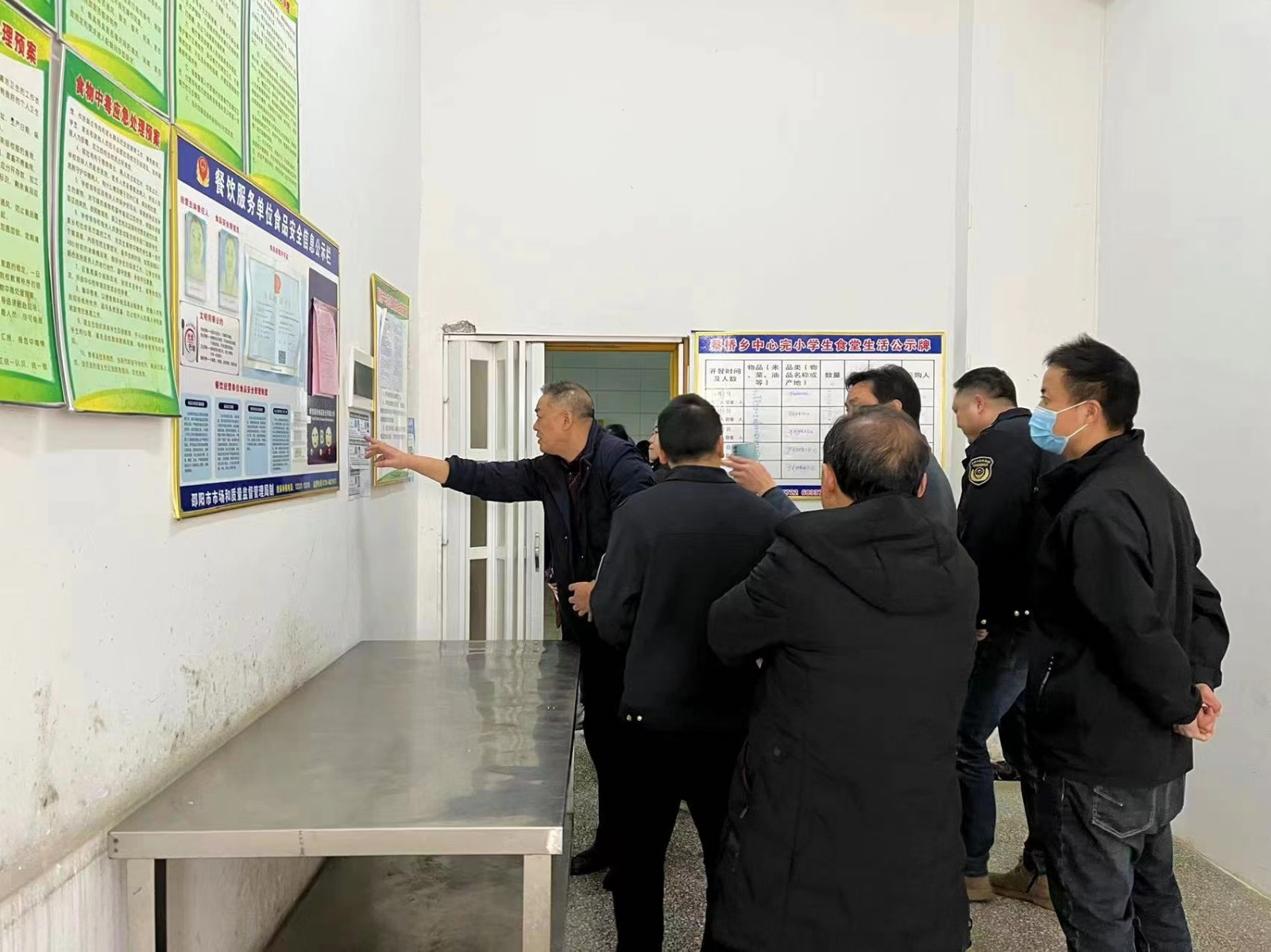 加强食堂监管，保障食品卫生安全