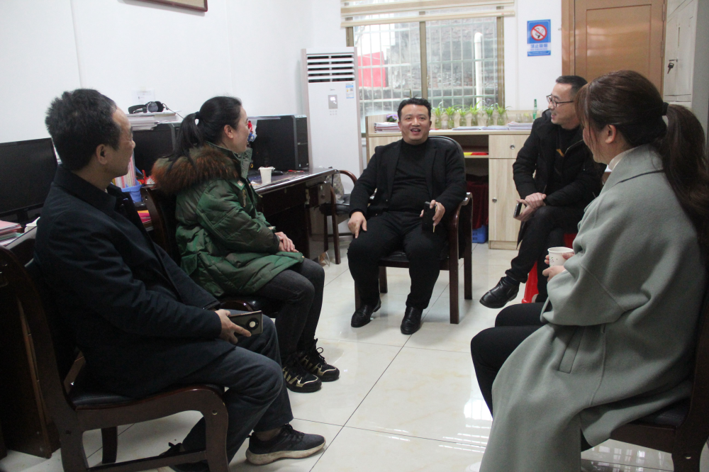 邵东市副市长谢辉伟到城区一完小检查开学工作看望慰问特级教师陈艳梅