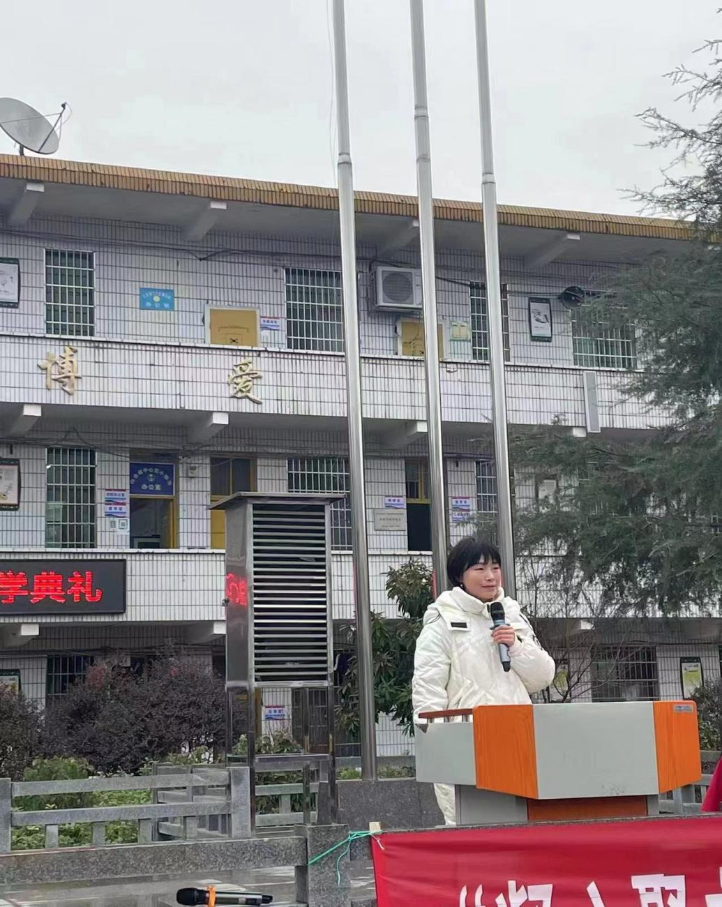 为幼小学子保驾护航 让花朵绽放璀璨光芒