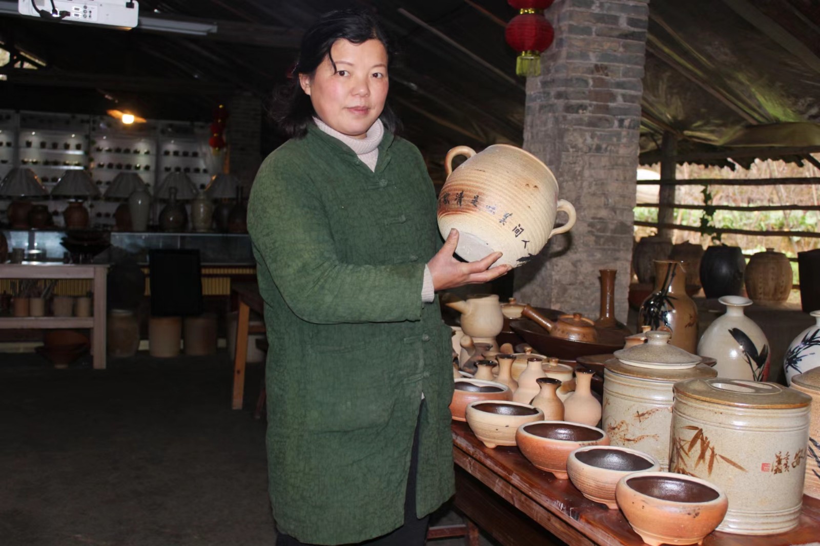 “湘西记忆”系列是辰溪土陶非遗基地销售最为火爆的产品