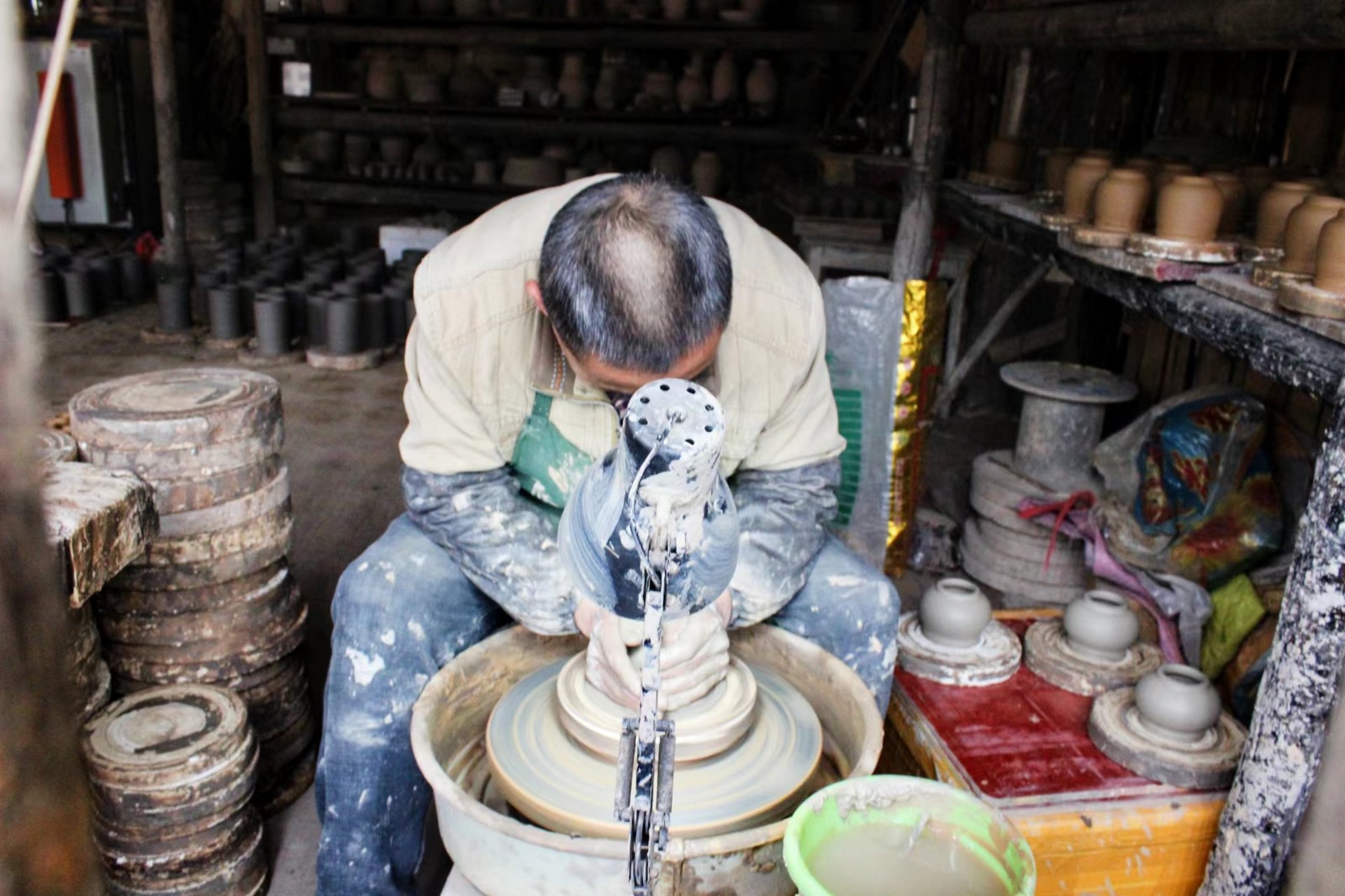 “湘西记忆”系列是辰溪土陶非遗基地销售最为火爆的产品