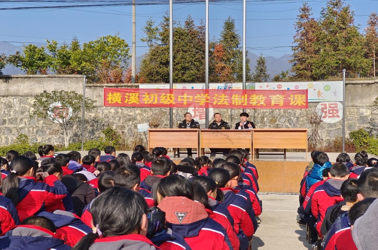 加强“法制教育”，创建“平安校园”