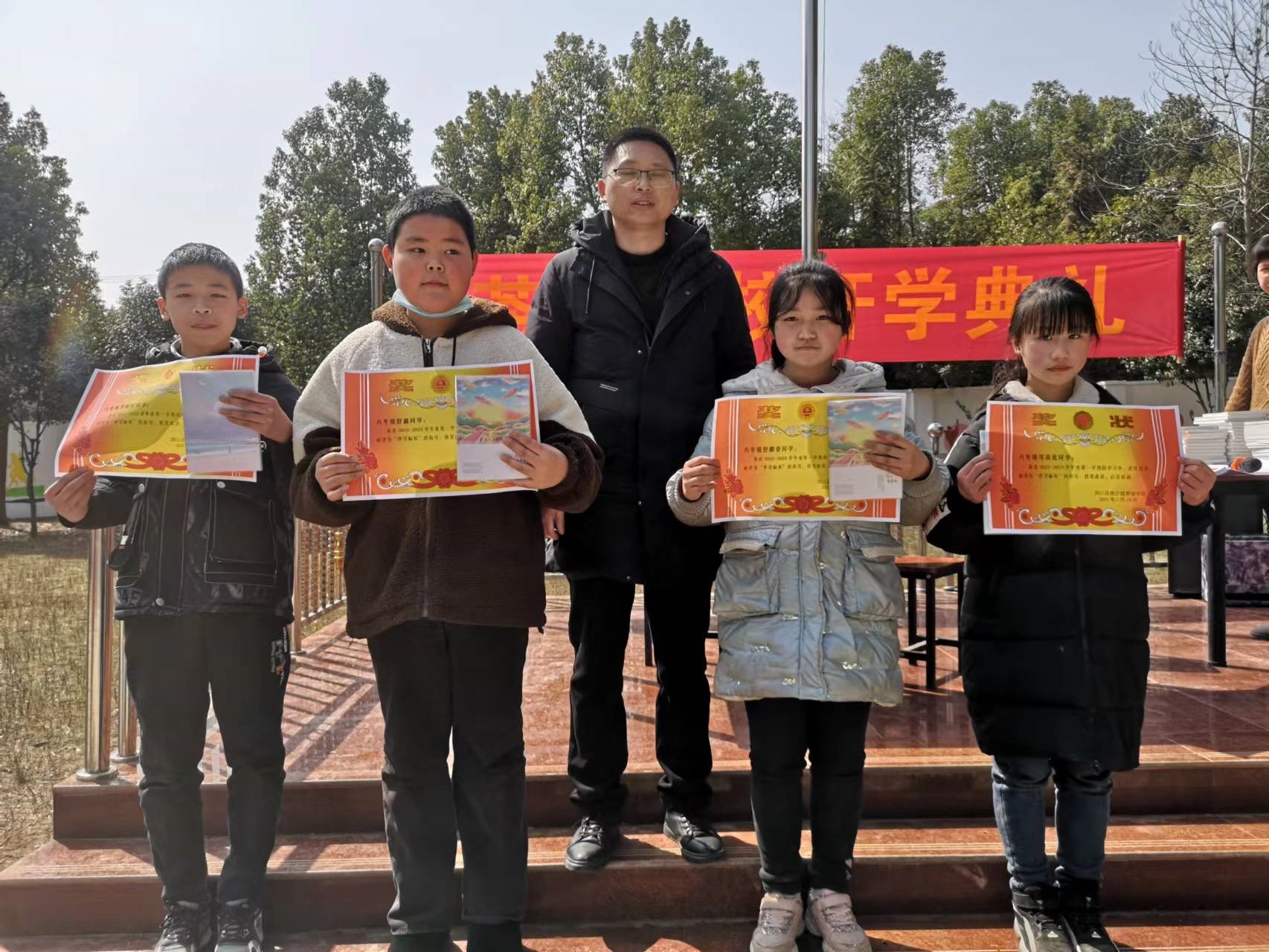 洞口县茶场学校：隆重表彰学习楷模，促进师生共同努力