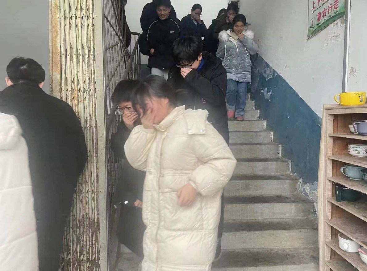 开展消防应急演练，筑牢校园防火“安全墙”