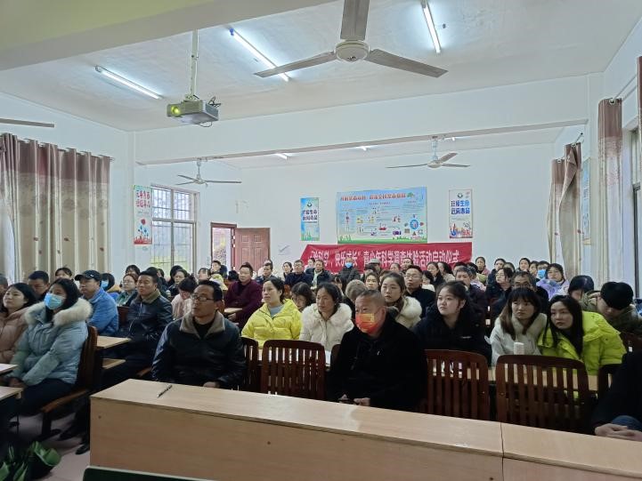 河伯乡中心学校组织教职工观看《阳光护蕾——湖南省防范性侵学生警示教育片》