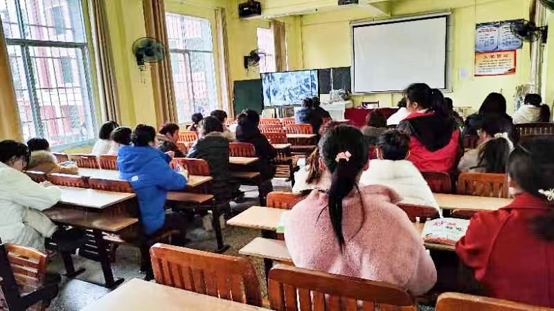 邵阳县塘田市镇中心完全小学观看安全警示片