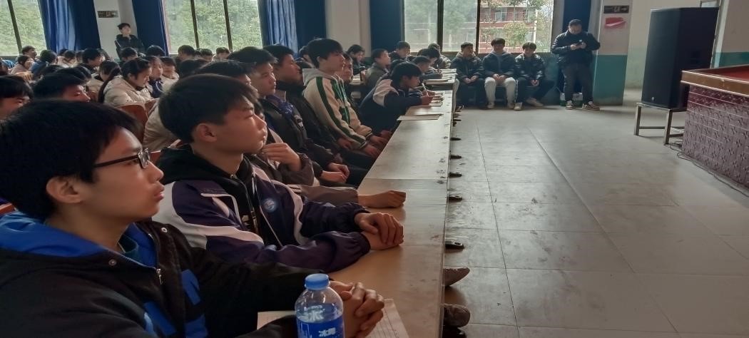 法风拂金中 护航青少年