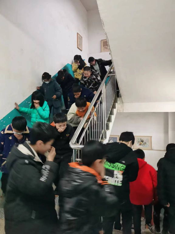 蔡桥乡中心完小开展消防应急演练及消防知识讲座